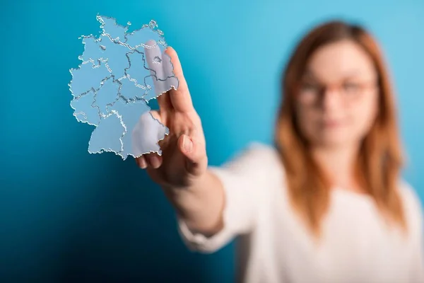 Ένας Εικονικός Γερμανικός Χάρτης Γης Ψηφιακός Στο Χέρι — Φωτογραφία Αρχείου