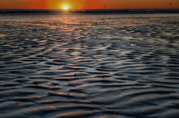 美丽的海滩 美丽的落日背景 令人叹为观止 — 图库照片