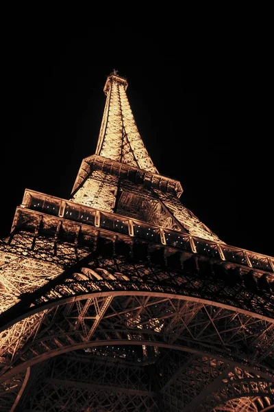 Låg Vinkel Vertikal Bild Eiffeltornet Tändes Natten — Stockfoto