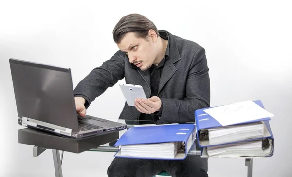 Dipendente Sta Digitando Sul Computer Parlando Telefono Allo Stesso Tempo — Foto Stock