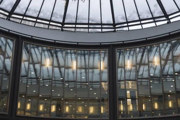 Современное Здание Стеклянными Окнами Швейцарии — стоковое фото