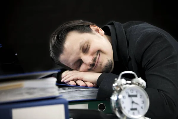 Empregado Está Dormindo Pacificamente Sua Mesa Trabalho Também Tem Despertador — Fotografia de Stock