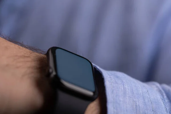 Primer Plano Mano Del Hombre Negocios Mirando Reloj Mano — Foto de Stock