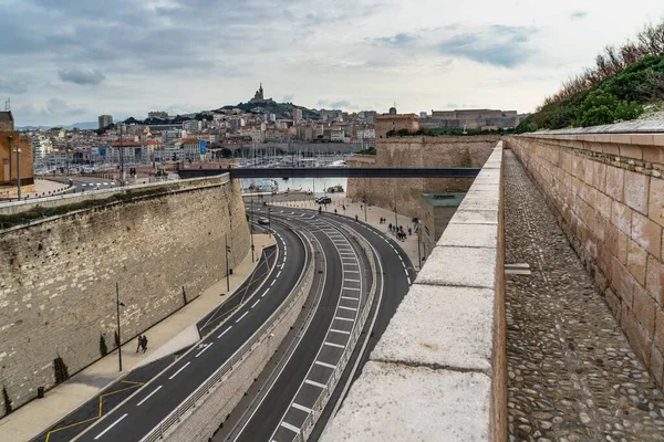 Επιβλητικά Αμυντικά Τείχη Του Fort Saint Jean Θέα Παλιό Λιμάνι — Φωτογραφία Αρχείου