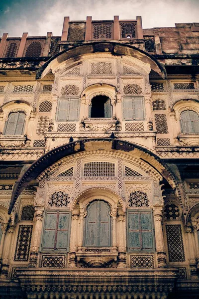 Pionowe Ujęcie Niskiego Kąta Elewacji Niesamowicie Pięknego Ozdobnego Budynku Indiach — Zdjęcie stockowe