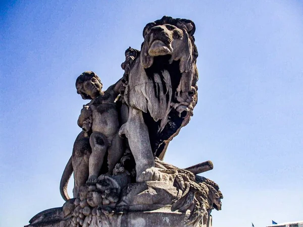 Bellissimo Scatto Bambino Nudo Che Accarezza Statua Del Leone Alla — Foto Stock