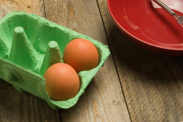 Vista Superior Los Huevos Una Caja Papel Verde Sobre Mesa —  Fotos de Stock