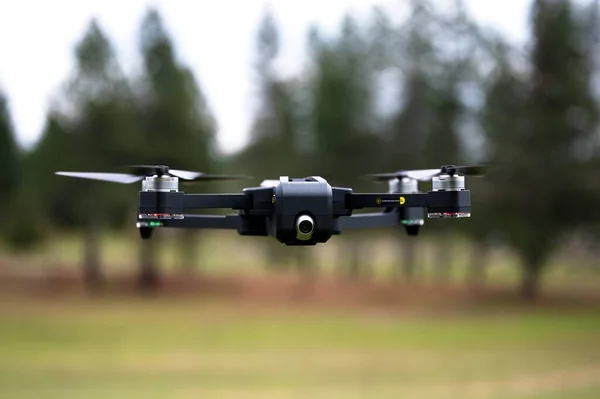 Uma Foto Foco Superficial Drone Voando Rancho Califórnia Com Fundo — Fotografia de Stock