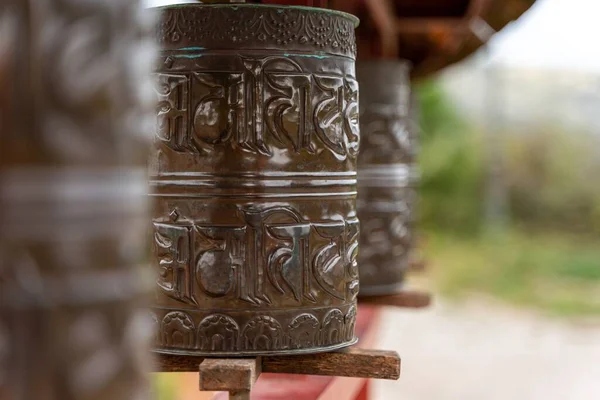 Збільшення Старовинного Молитовного Колеса Буддистському Храмі Катманду Непал Виготовлена Металу — стокове фото