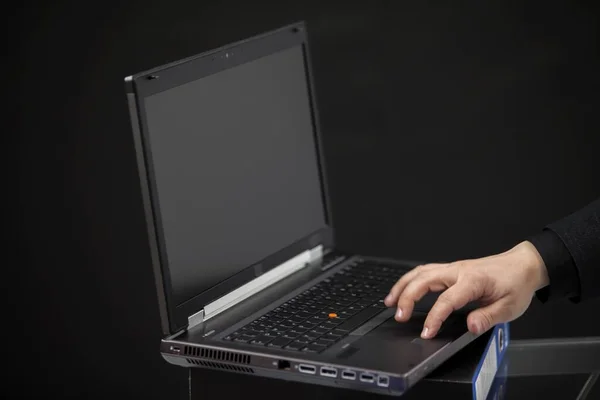 Ein Mitarbeiter Tippt Auf Der Tastatur Des Computers — Stockfoto
