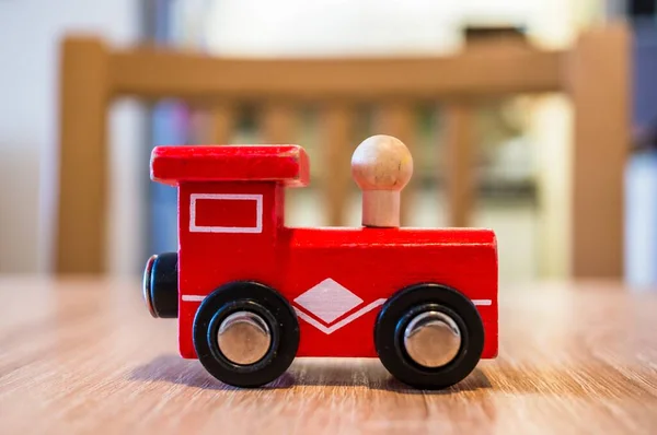 Tiro Close Brinquedo Trem Madeira Vermelho Uma Mesa Madeira — Fotografia de Stock