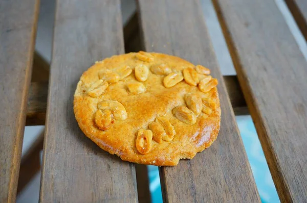 一个高角形的新鲜美味的花生饼干放在木板上 — 图库照片