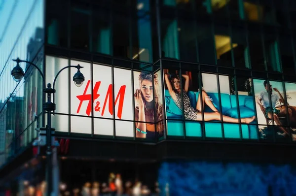 2013年5月6日 ニューヨーク市内のH M店舗前 — ストック写真
