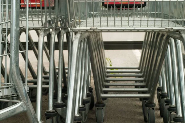 Detailní Záběr Nákupních Vozíků Blízkosti Supermarketu — Stock fotografie