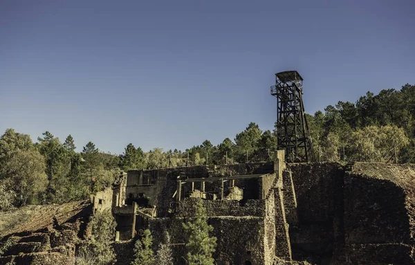 澄んだ青い空に対する鉱山の上の木製の塔の低角度ショット — ストック写真