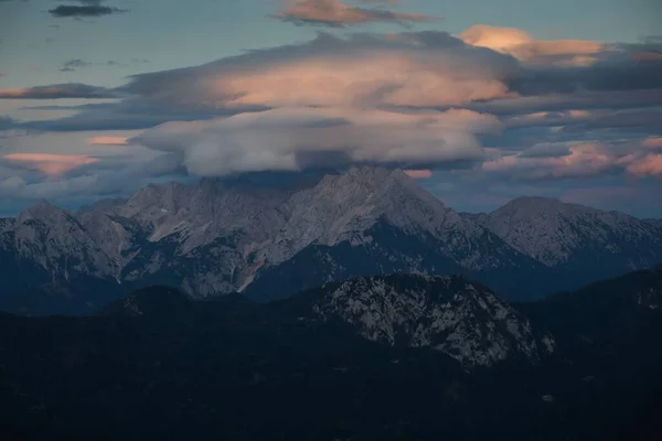 Bel Colpo Montagne Rocciose Sotto Cielo Nuvoloso Durante Tramonto — Foto Stock