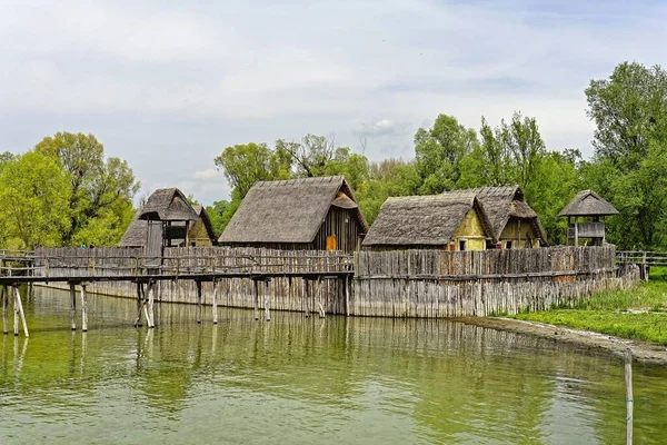 Belo Tiro Pfahlbau Museu Unteruhldingen Uhldingen Mhlhofen Alemanha Através Águas — Fotografia de Stock