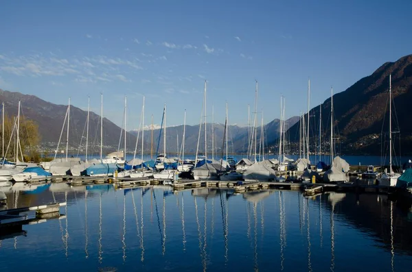 Porto Com Veleiros Lago Maggiore Alpino Com Montanhas Ascona Ticino — Fotografia de Stock