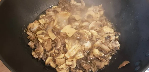 Bel Colpo Uno Stufato Manzo Funghi Cotto Una Padella Nera — Foto Stock