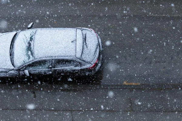 Černé Auto Silnici Pod Sněhem Jaře Novém Záhřebu Chorvatsko — Stock fotografie