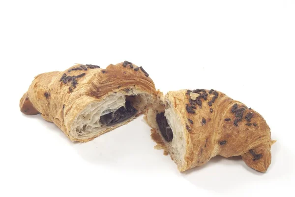 Egy Közeli Felvétel Frissen Sült Csokis Croissant Félbevágva Fehér Alapon — Stock Fotó