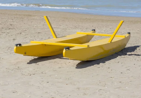 Een Gele Hulpverleningsboot Een Zandstrand Rimini Italië — Stockfoto