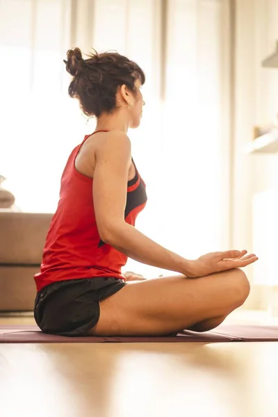 Una Joven Haciendo Yoga Meditando Casa Durante Cuarentena Del Coronavirus —  Fotos de Stock