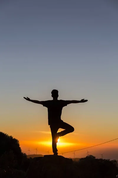 Gegenlicht Eines Mannes Der Yoga Macht Während Einem Klaren Tag — Stockfoto