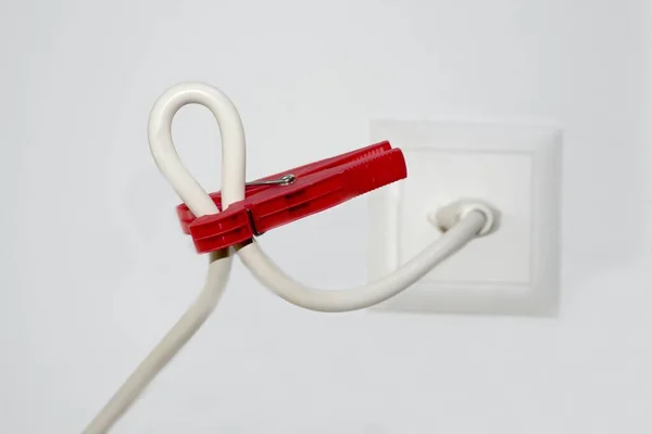 白いケーブルと赤い布ピンのクローズアップ選択的フォーカスショット — ストック写真