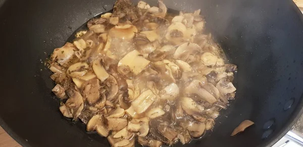 用黑色平底锅煮的蘑菇炖牛肉 — 图库照片