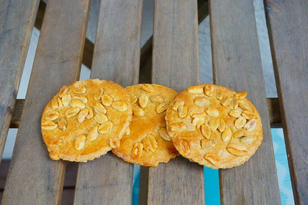 Tiro Alto Ângulo Deliciosos Biscoitos Amendoim Dourado Frescos Colocados Tábuas — Fotografia de Stock