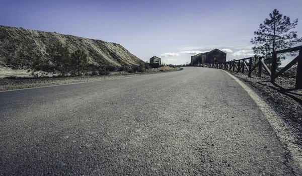 Tiro Nível Solo Uma Estrada Com Cerca Madeira Uma Antiga — Fotografia de Stock