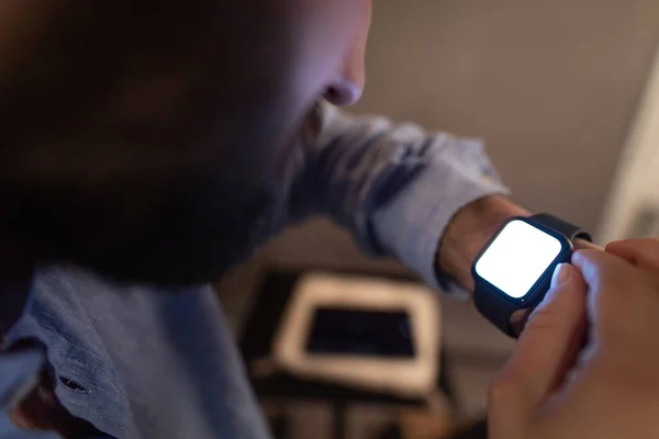 Primer Plano Mano Del Hombre Negocios Mirando Reloj Mano —  Fotos de Stock