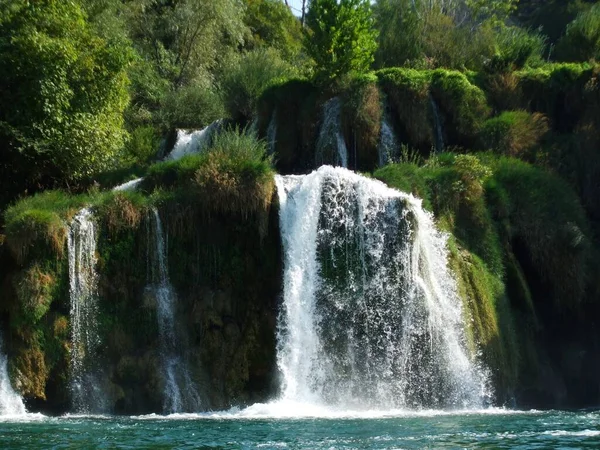 Egy Gyönyörű Vízesés Zöld Sziklás Mohák Krka Nemzeti Park Egy — Stock Fotó