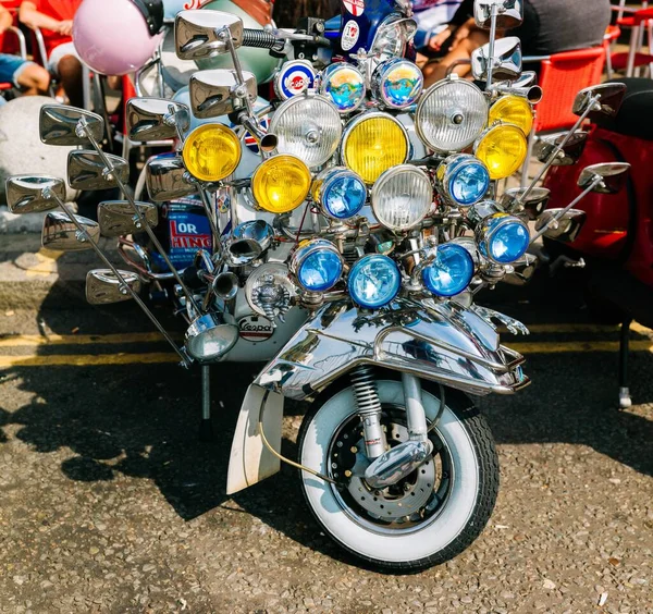 一辆有许多前灯的装饰摩托车 — 图库照片