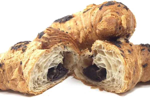 Primo Piano Croissant Cioccolato Appena Sfornati Visualizzati Uno Sfondo Bianco — Foto Stock