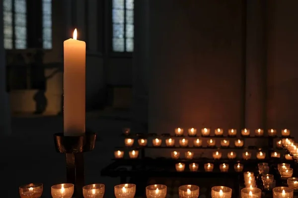 Жахливий Знімок Свічок Свічках Запалюється Темній Кімнаті Ідеально Підходить Сцен — стокове фото