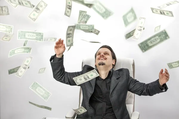Mladý Muž Cítí Šťastný Protože Bohatý Vyhazuje Peníze Vzduchu — Stock fotografie