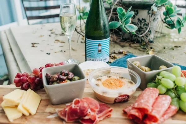 Australia Mar 2020 Cheese Platter Wine Garden — 스톡 사진