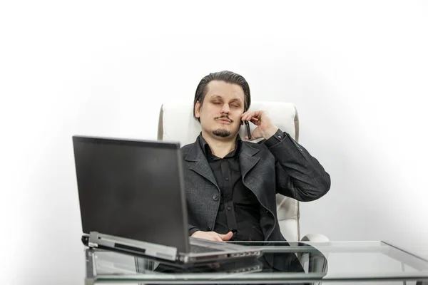 一位商人正在用手机交谈 在他的办公室里工作 — 图库照片