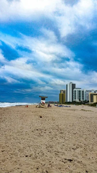 Вертикальний Постріл Рятувальної Вежі Пляжі Міськими Будівлями Похмурий День — стокове фото
