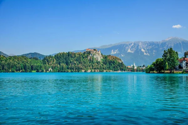 Uma Bela Cor Azul Lago Hora Verão — Fotografia de Stock