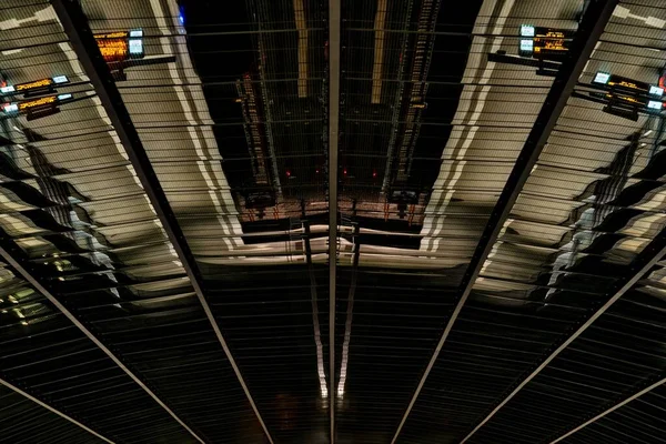 Skleněná Střecha Kovovou Výztuhou Odrazy Světla — Stock fotografie