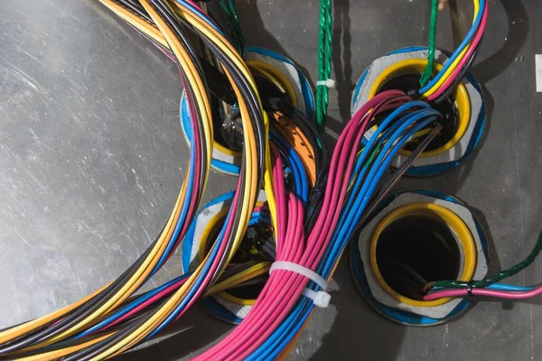 Una Toma Aérea Una Cadena Cables Eléctricos Colores —  Fotos de Stock