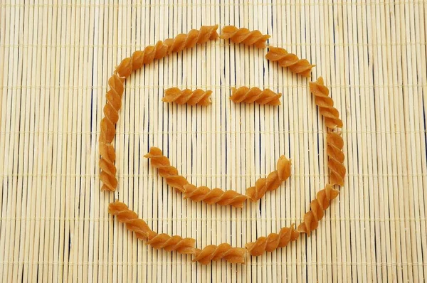 Una Toma Aérea Una Cara Sonriente Ensamblada Pasta Fusilli Cruda — Foto de Stock