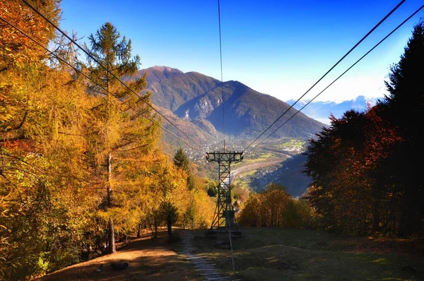 Una Bella Ripresa Cavo Acciaio Inossidabile Con Una Montagna Alta — Foto Stock