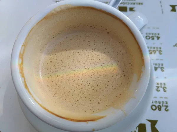 Ein Kaffee Mit Schaum Und Regenbogenfarben Darin — Stockfoto