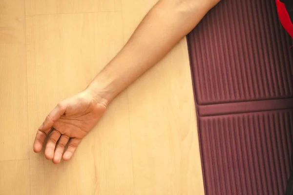 Una Mano Una Donna Sdraiata Sul Pavimento Dopo Allenamento — Foto Stock