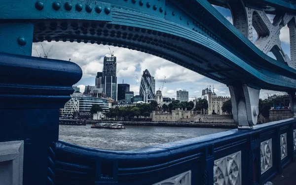 Londra Ngiltere Deki Binalarla Çevrili Nehrin Üzerindeki Bir Köprüden Mary — Stok fotoğraf