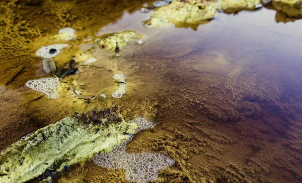 Close Bolhas Ácido Vermelho Poluído Rio Tinto Devido Mineração Espanha — Fotografia de Stock